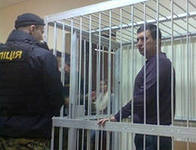 Марков уверяет, что на сегодняшний суд его везли в «улучшенном» автозаке Тимошенко. Говорит, даже конвой не поменяли